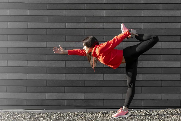 stock image Female model in sportswear exercising outdoors.