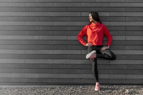 stock image Female model in sportswear exercising outdoors.