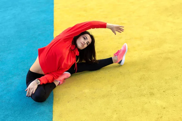 Stock image Female model in sportswear exercising outdoors.