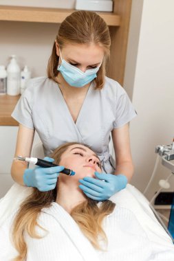 Kadın güzellik kliniğinde yüz ve vücut bakımı görüyor.