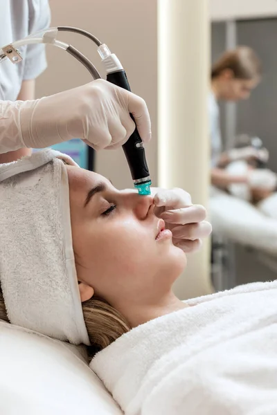 Hidra Elektrik süpürgesi temizleyicisi. Deri dökülmesi, gençleştirme ve susuzluk..