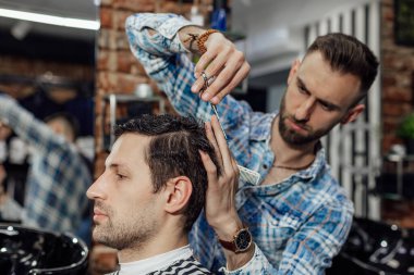 Müşterisinin profesyonel berber stili saçı.