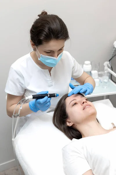 Cosmetologo Esperto Intelligente Che Utilizza Dispositivo Moderno Durante Procedura Idraulica — Foto Stock