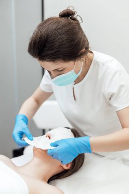 Akıllı kozmetolog, hidrakiyal prosedür sırasında modern bir cihaz kullanıyor.