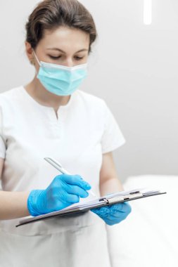 Akıllı kozmetolog, hidrakiyal prosedür sırasında modern bir cihaz kullanıyor.