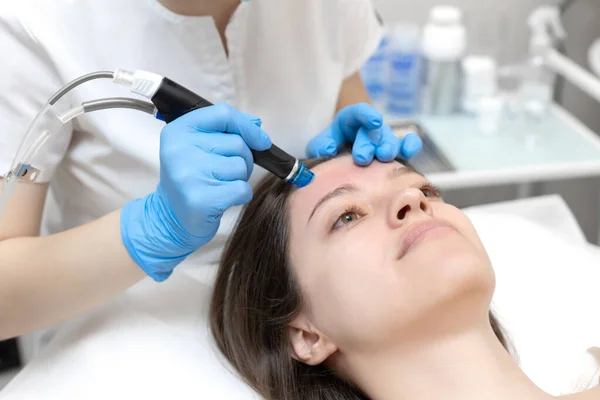 Cosmetologo Esperto Intelligente Che Utilizza Dispositivo Moderno Durante Procedura Idraulica — Foto Stock