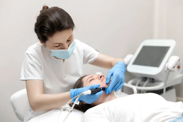Smart Skilled Cosmetologist Using Modern Device While Doing Hydrafacial Procedure — Stock Photo, Image