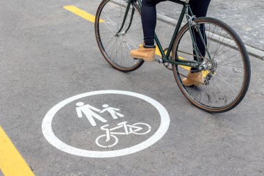 Yol bisikleti altyapısı. Yol işaretli bisiklet yolu