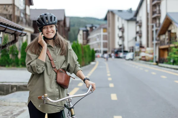 Mujer Ciclista Paseo Vintage Grava Bikel Naturaleza Montañas Sendero —  Fotos de Stock