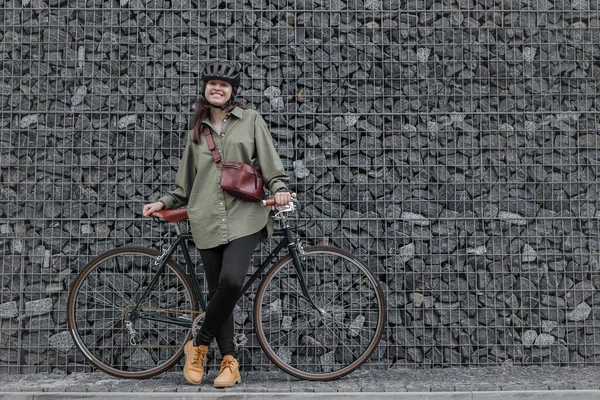 Γυναίκα Ποδηλάτης Βόλτα Vintage Χαλίκι Ποδήλατο Στο Μονοπάτι Βουνά Της — Φωτογραφία Αρχείου