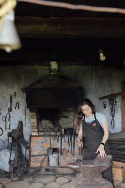 Metal örs üzerinde çalışmak hazırlanıyor demirci portresi
