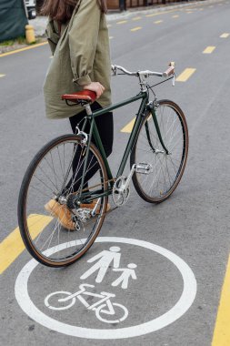 İnsanlar için yol ve bisiklete izin var. Yol tabelası yolda. Yol bisikleti altyapısı