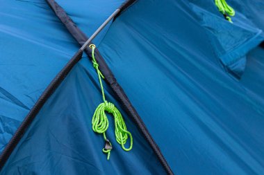 Gün ışığında ormanda kamp çadırı ayrıntıları