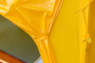 Gün ışığında ormanda kamp çadırı ayrıntıları