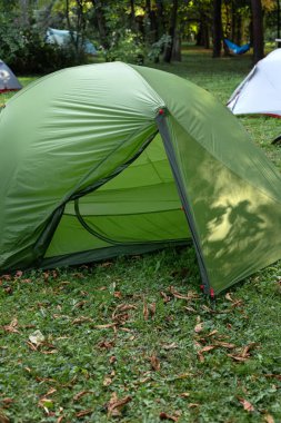 Gün ışığında ormanda kamp çadırı ayrıntıları