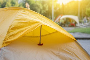 Gün ışığında ormanda kamp çadırı ayrıntıları