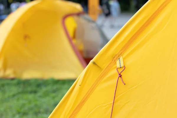 日光の間に森林のキャンプ テントの細部 — ストック写真