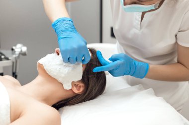 Cilt bakımı. Güzellik Salonunda Kozmetik Maske Alınan Kadın