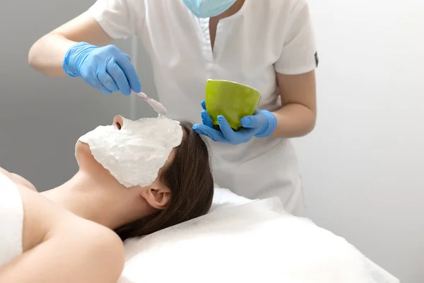 面部皮肤治疗 在美容院接受化妆品面具的妇女 — 图库照片