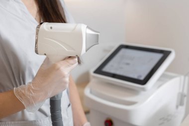 Kadın güzellik kliniğinde deri ve vücut tedavisi görüyor.