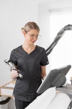 Güzellik kliniğinde saç çıkarma prosedürü