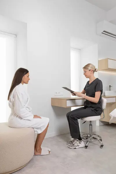 Güzellik kliniğinde saç çıkarma prosedürü