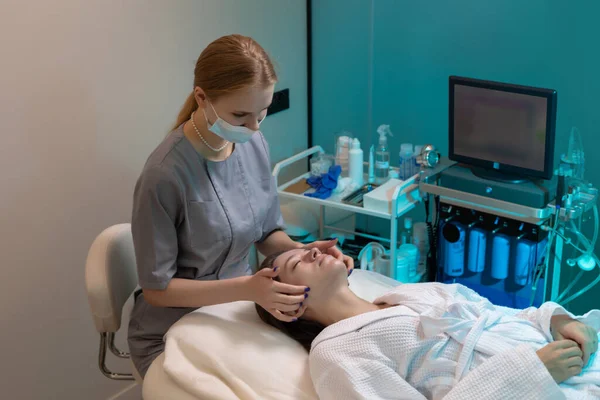 Cilt bakımı. Güzellik Salonunda Kozmetik Maske Alınan Kadın