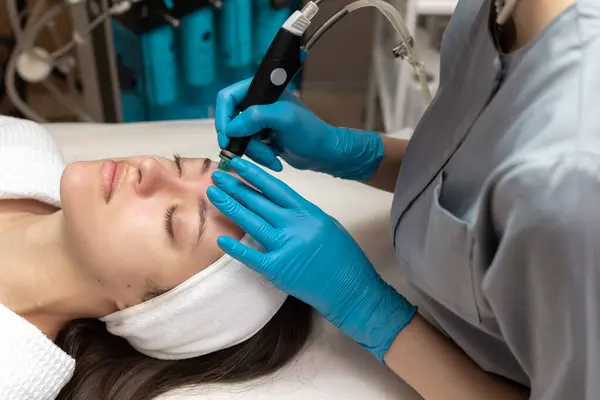 Traitement Peau Visage Femme Recevant Masque Cosmétique Dans Salon Beauté Images De Stock Libres De Droits