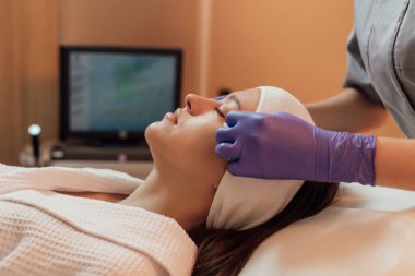 Cilt bakımı. Güzellik Salonunda Kozmetik Maske Alınan Kadın