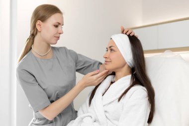 Kadın güzellik kliniğinde deri ve vücut tedavisi görüyor.