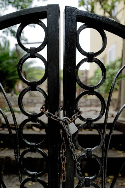 Ağır Demir Bahçe Kapısı — Stok fotoğraf