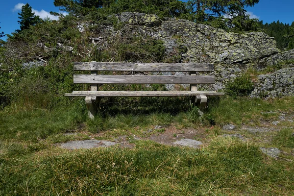 Old Weathered Bench Hiking Trail — Stock Photo, Image