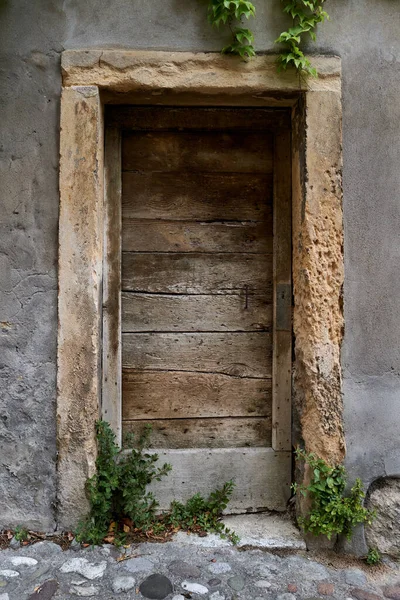 Velmi Staré Zamčené Vstupní Dveře Ošlehaným Dřevem Starém Evropském Městě — Stock fotografie