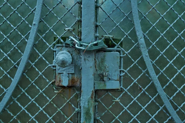 Закрытые Старые Двухкрылые Садовые Ворота Мяты Которые Дополнительно Закрыты Цепью — стоковое фото