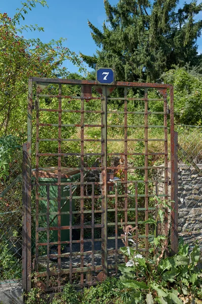 7号花园的一个生锈的 上锁的大门 — 图库照片