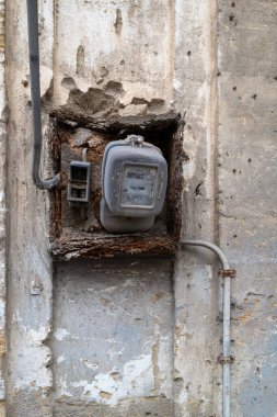 Metre ile bir güç bağlantısı halen çalışıyor ama güvenlik yönetmeliklerine uymuyor.