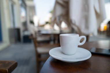 Yaya bölgesindeki bir restoranın masasında beyaz bir espresso fincanı var..