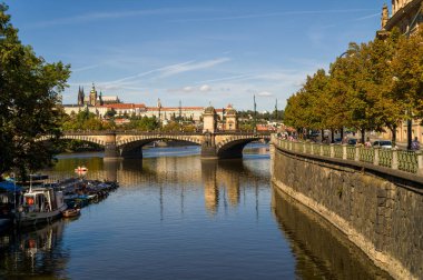 Vltava 'ya ve Prag Kalesi' ne giden Lejyonlar Köprüsü 'ne bakın..