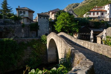 Sıcak sabah ışığında taş malzemelerden yapılmış bir köprü..