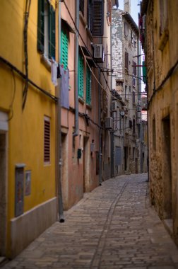 Eski Rovinj kasabasında bir sokak..