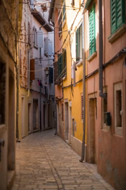 Eski Rovinj şehrindeki sokakta insanlar yoktu..