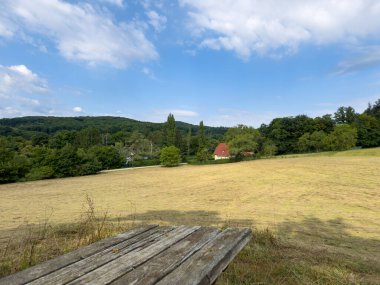 Yaşlı buruşuk ahşap bir masa yürüyüşçüyü mola vermeye davet eder..
