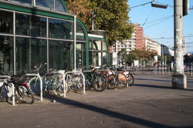 Bir metro istasyonunun önüne park edilmiş bisikletler..