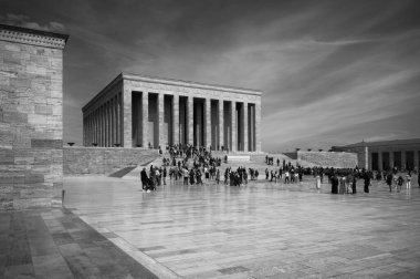 Siyah ve beyaz bir görüntü, Antkabir, Atatürks mozolesini ziyaret eden bir kalabalığı gösteriyor. Ziyaretçiler, çağdaş Türkiye 'nin kurucusuna saygılarını sunuyorlar..