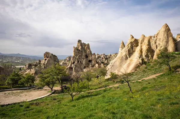 Kapadokya 'nın gerçeküstü manzarası yumuşak kaya oluşumları ve mağara evleriyle ortaya çıkar. Bereketli yeşillik, bölgenin güzelliğini ve tarihini gözler önüne seren soluk kayayla çelişiyor..