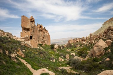 Kapadokya 'nın manzarasında eşsiz kaya oluşumlarına oyulmuş antik mağara evleri yer alıyor. Bir zamanlar evler ve kiliseler, şimdi gezginler ve kaşifler için bir hedef..