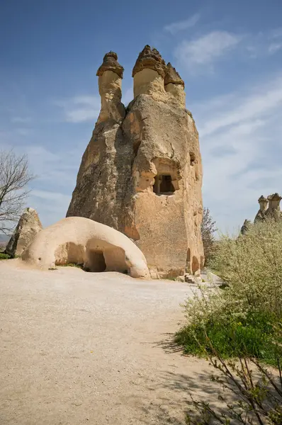 Kapadokya, Türkiye, eşsiz baca kaya oluşumlarına ev sahipliği yapar. Bu jeolojik harikalar volkanik aktivite ve erozyondan oluşmuştur..