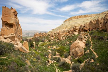 Kapadokya 'nın gerçeküstü manzarası evlere oyulmuş antik volkanik kaya oluşumlarını içerir. Peri bacaları ve mağara evleri eşsiz bir jeolojik mucize yaratır..