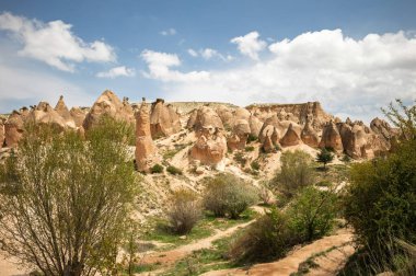 Kapadokya 'nın gerçeküstü manzarası erozyonun şekillendirdiği eşsiz kaya oluşumlarına sahiptir. Turistler ve jeologlar için popüler bir yer..