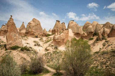 Kapadokya 'nın gerçeküstü manzarası eşsiz baca kaya oluşumlarını içerir. Volkanik aktivite ve erozyon milyonlarca yıl boyunca bu jeolojik harikaları şekillendirdi..
